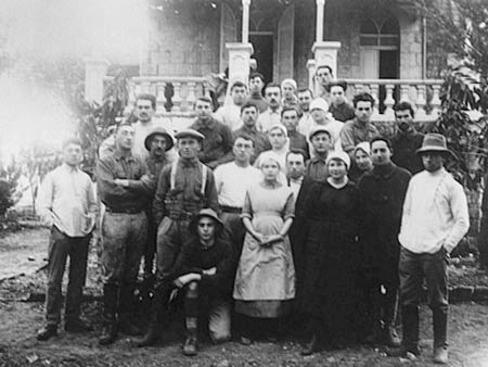 Workers of the Second Aliyah, who joined together to establish Clalit Health Services, 1914.